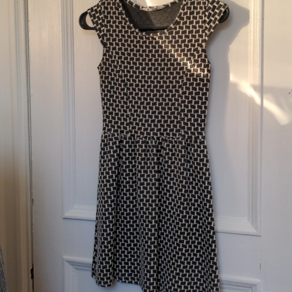 Patterned clinched flare dress